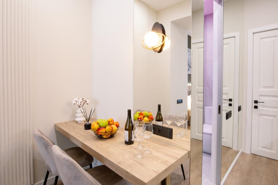 Kitchen or kitchenette, Dining area