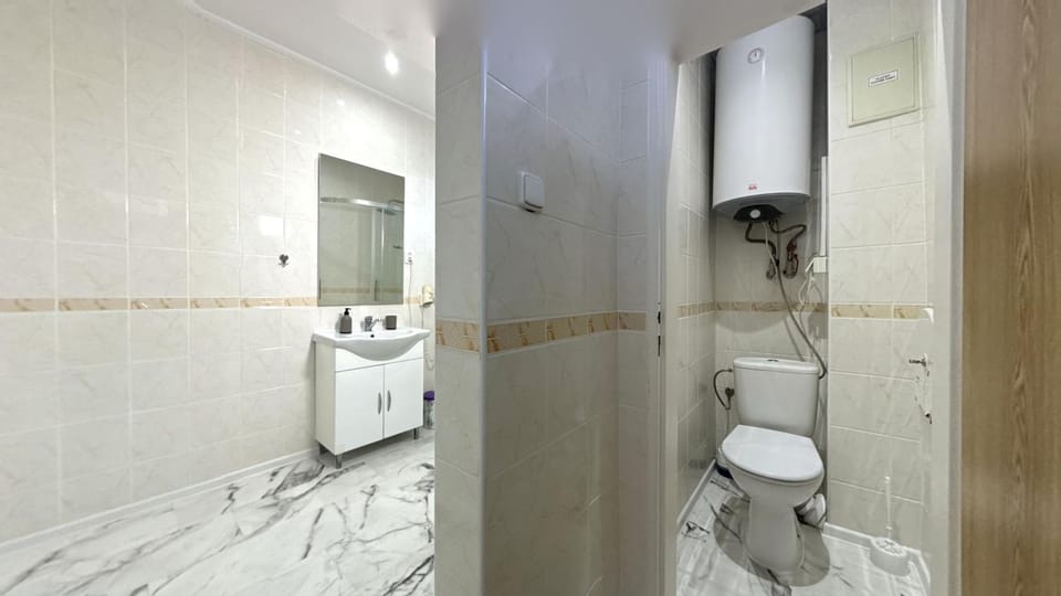 Shower, Toilet, Bathroom, towels