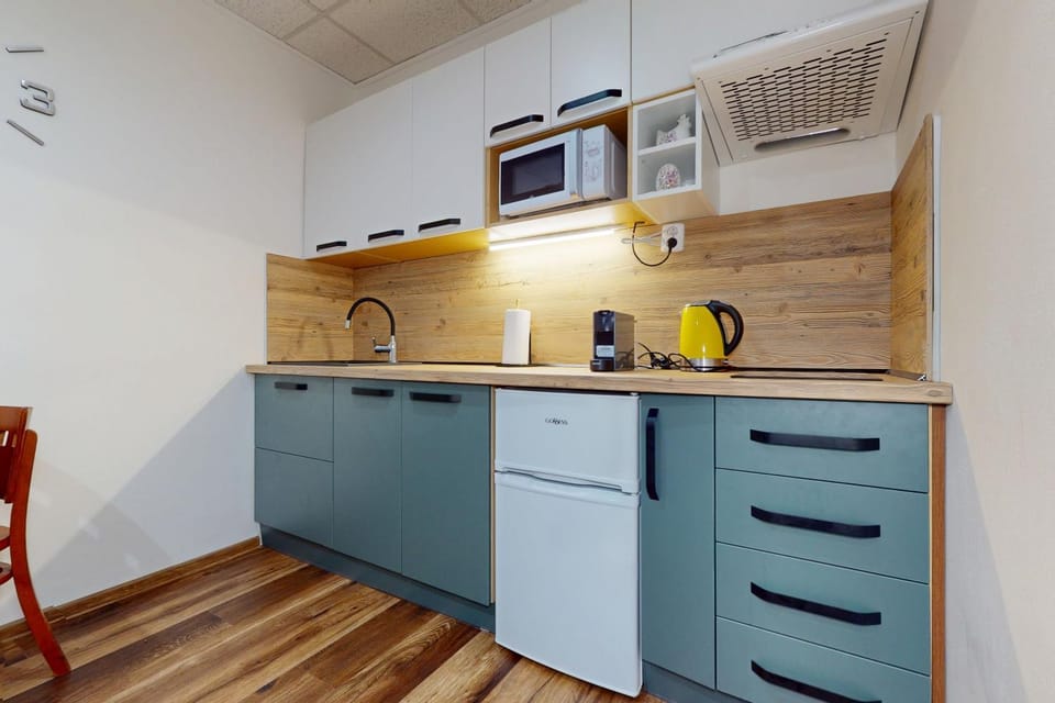 Meals, microwave, stove, kitchen