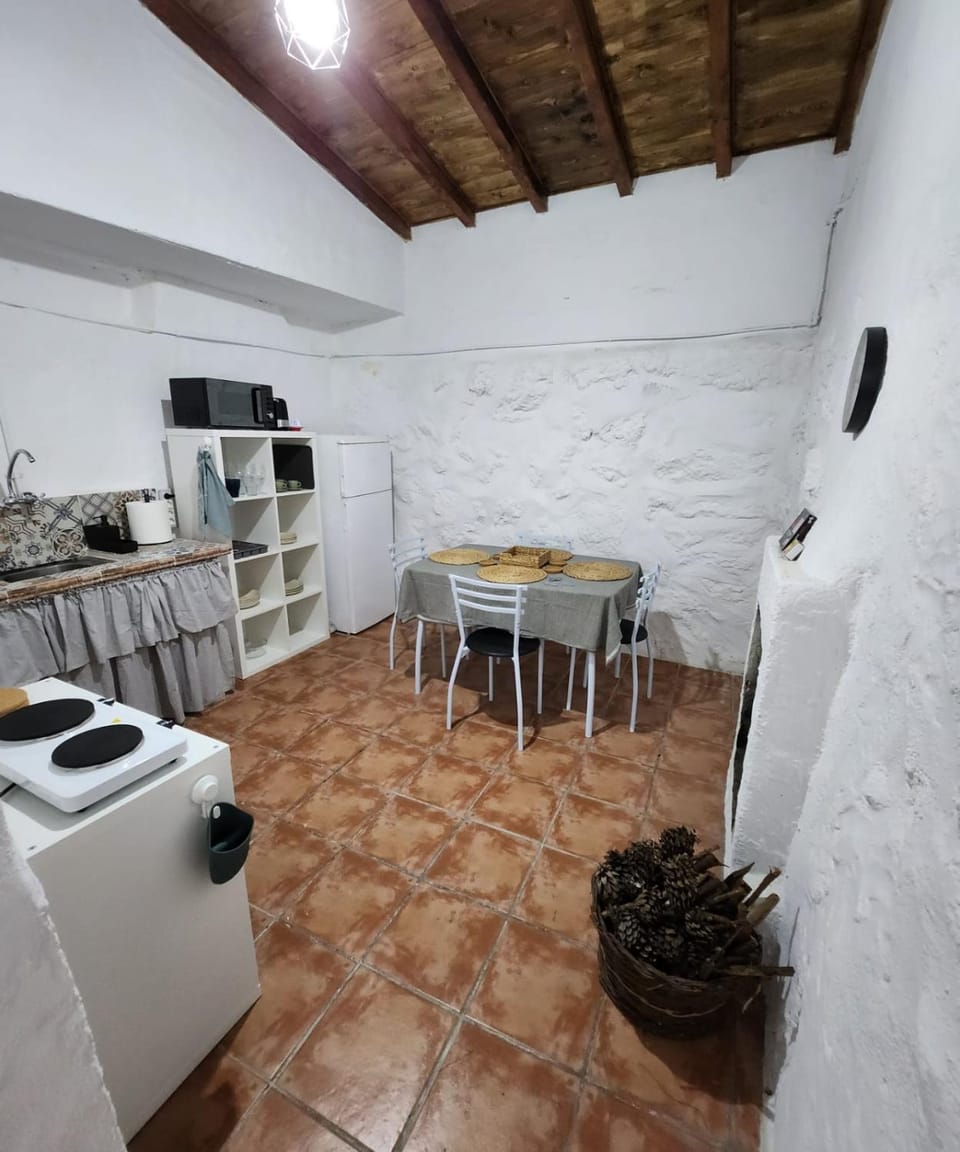 Kitchen or kitchenette, Dining area, minibar, stove