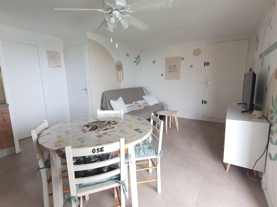 Au bord de la plage du Grazel Apartment in Gruissan