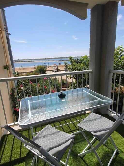 Au bord de la plage du Grazel Apartment in Gruissan