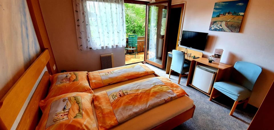 Bed, TV and multimedia, Photo of the whole room, Seating area, Bedroom