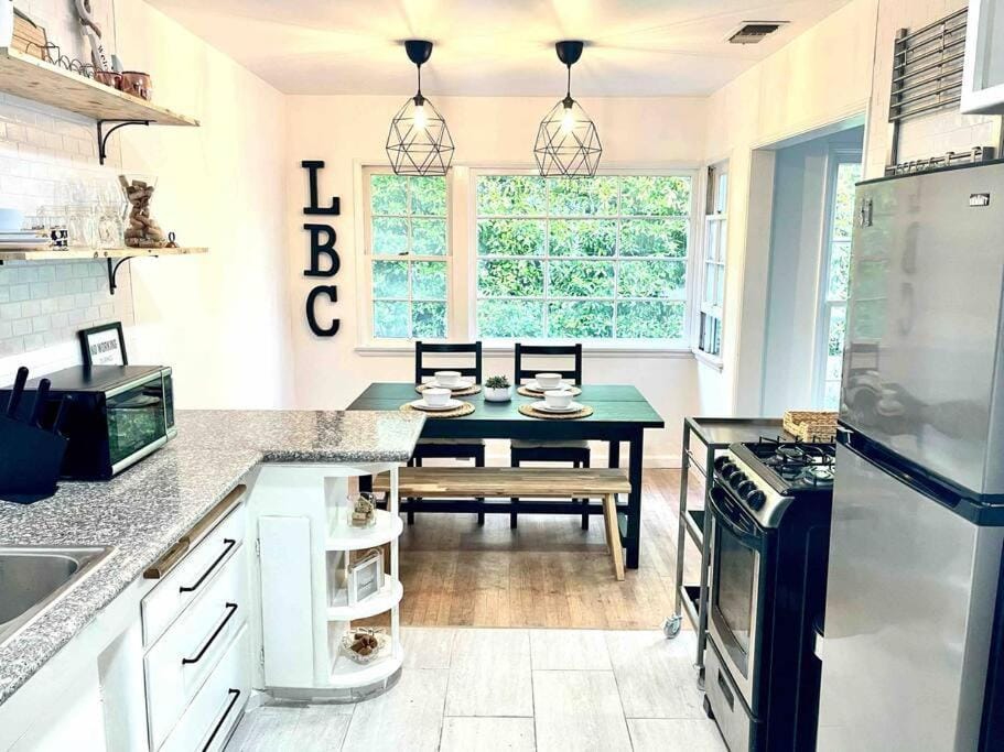Beautiful Bright Condo Steps Away from the Beach Apartment in Long Beach