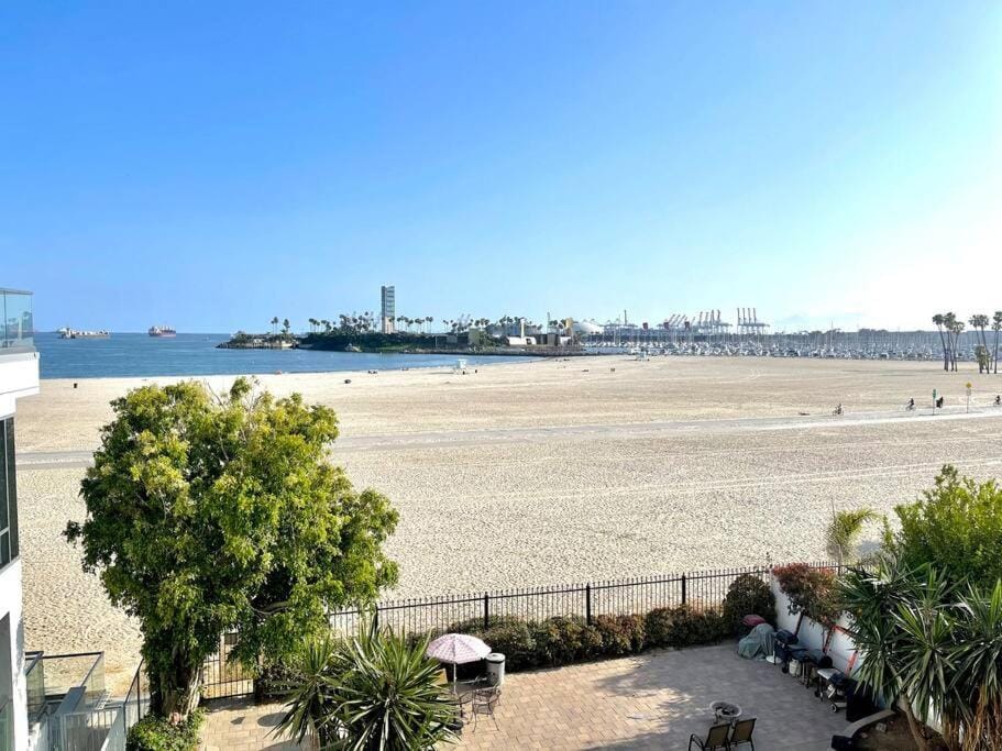 Beautiful Bright Condo Steps Away from the Beach Apartment in Long Beach