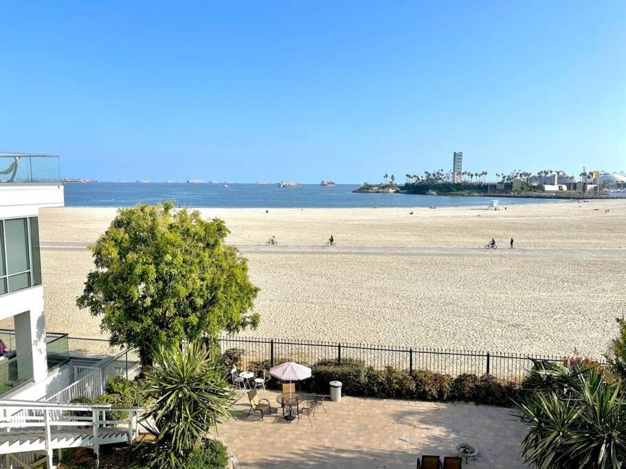 Beautiful Bright Condo Steps Away from the Beach Apartment in Long Beach