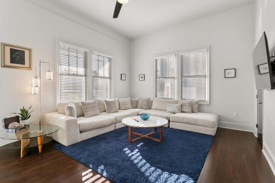 Modern pristine stunning 2BD Garden District Apt Apartment in New Orleans