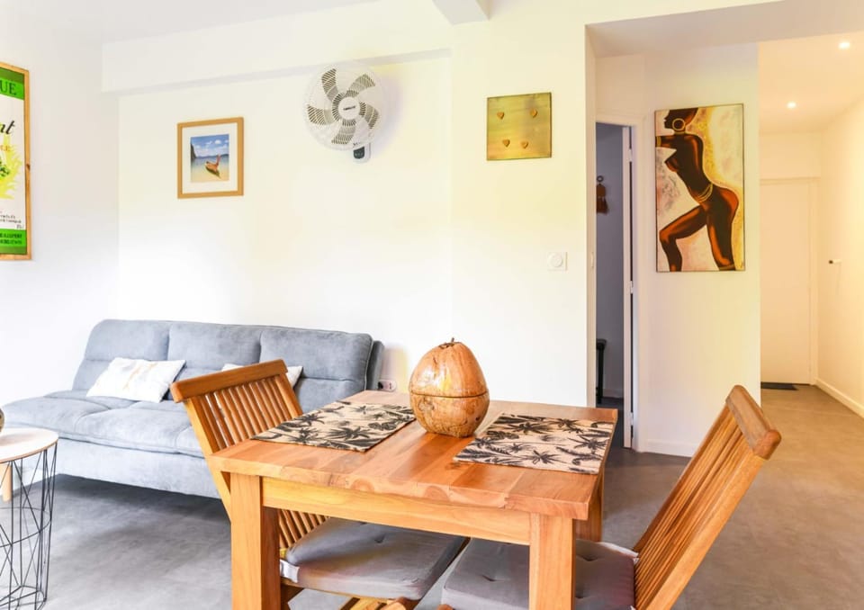 Living room, Decorative detail, Dining area