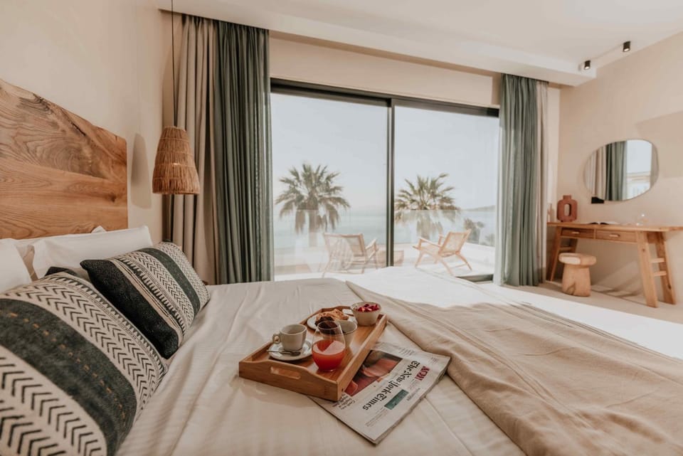 Bedroom, Breakfast