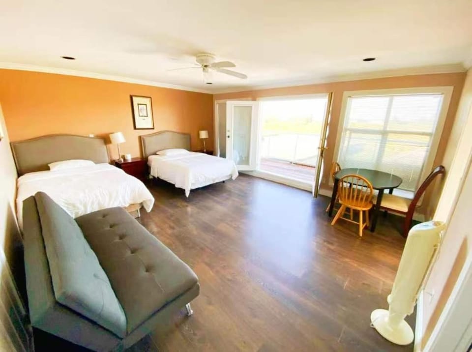 Patio, Bed, Photo of the whole room, Bedroom, Sunset, heating, towels