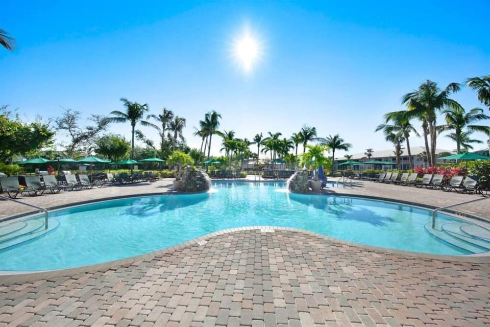 Day, Pool view, Swimming pool, sunbed