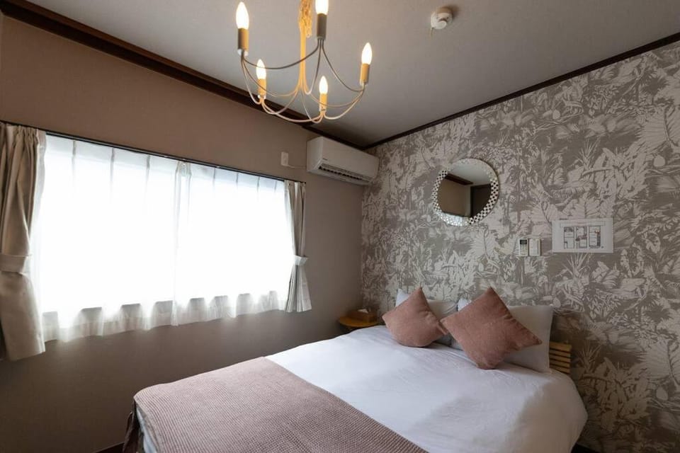駐車場無料！静かな住宅街　５つの寝室でご家族でゆっくりお過ごし頂けます　7台の寝具で最大14名様まで Villa in Osaka