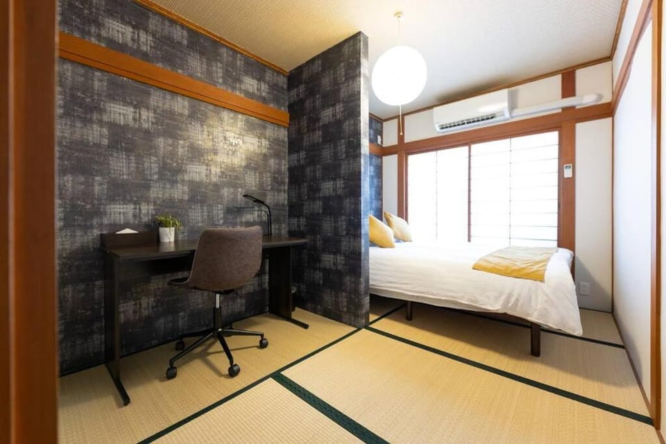 駐車場無料！静かな住宅街　５つの寝室でご家族でゆっくりお過ごし頂けます　7台の寝具で最大14名様まで Villa in Osaka