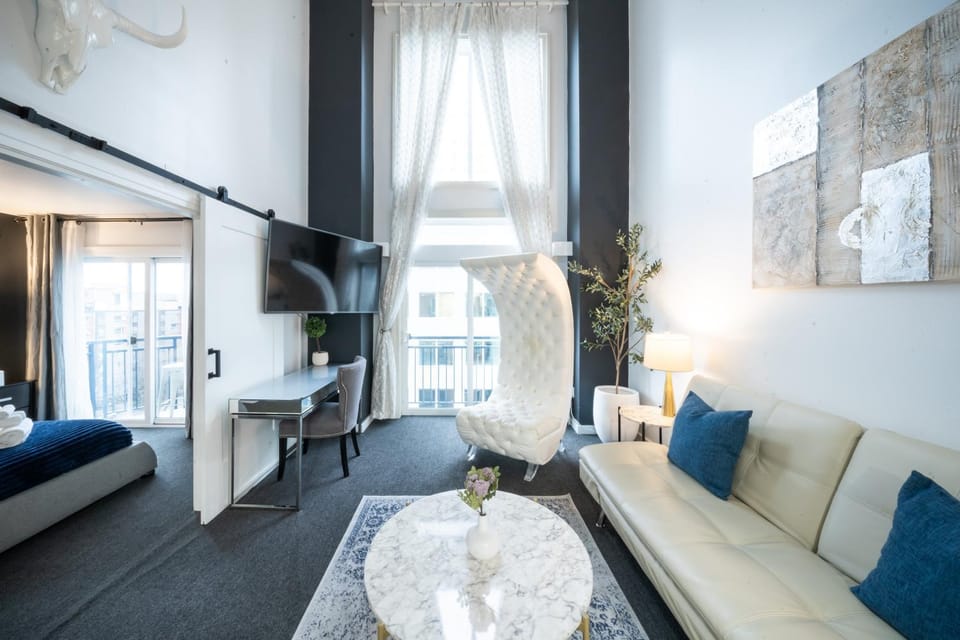 Space Needle Downtown Modern Top Story Penthouse Apartment in Belltown