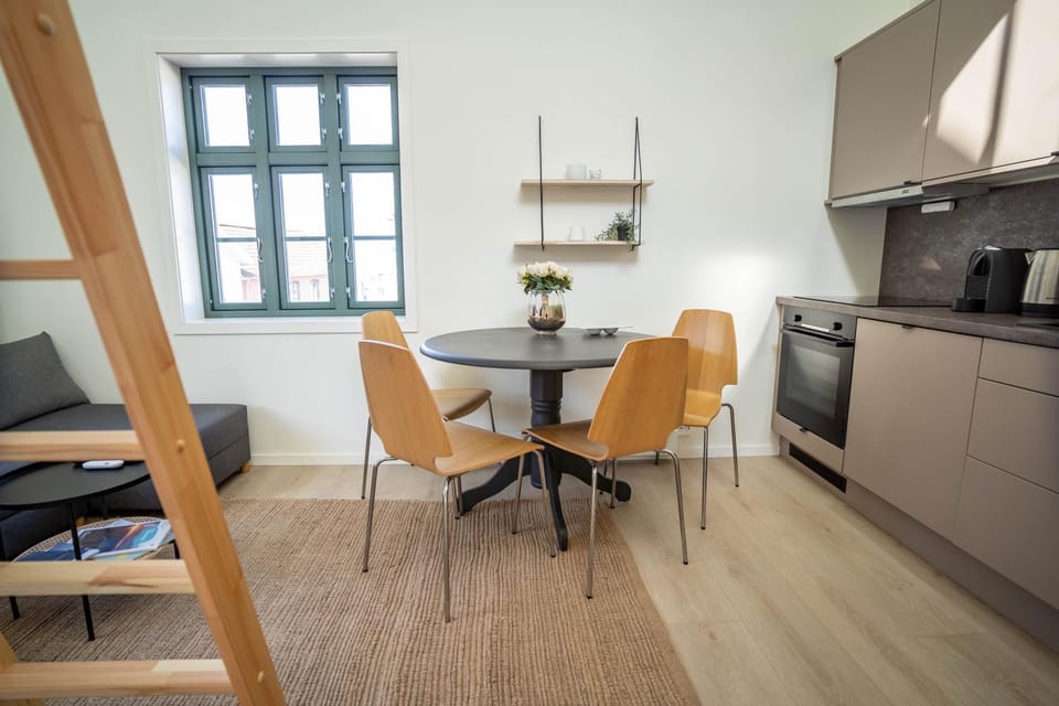 Vibrant apartment on bustling street, above a restaurant - Perfect for tourists, Apartment in Stavanger