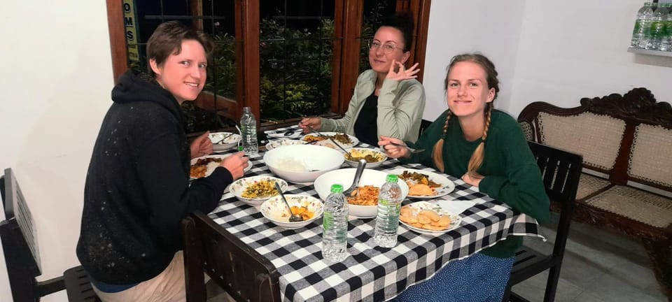 Restaurant/places to eat, Restaurant/places to eat, People, Food and drinks, Dining area, Food, Dinner, Drinks, group of guests