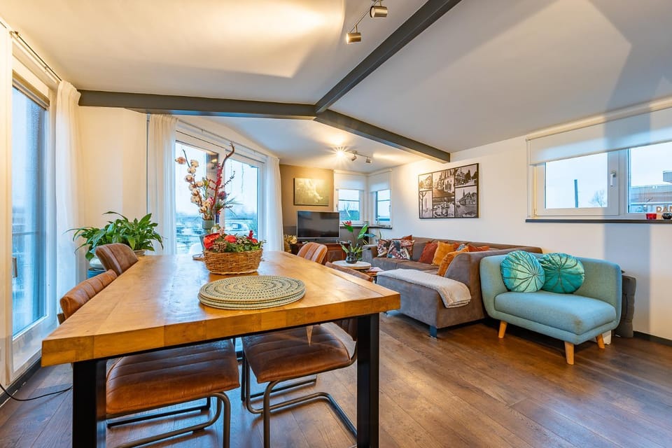 TV and multimedia, Living room, Seating area, Dining area, Internal: Not applicable to any particular room