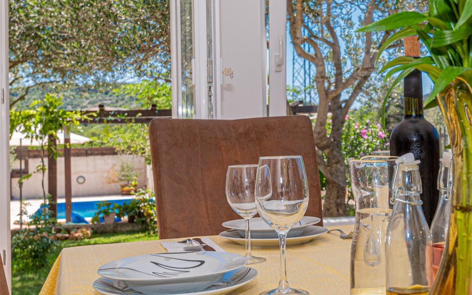 Patio, Day, Garden, View (from property/room), Balcony/Terrace, Food and drinks, Dining area, Garden view, Pool view, Swimming pool, Drinks, Alcoholic drinks