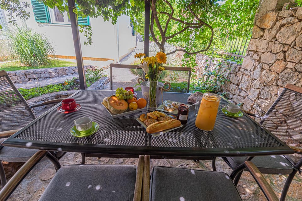 Patio, Day, Garden, Food and drinks, Food, Garden view, Breakfast, Continental breakfast