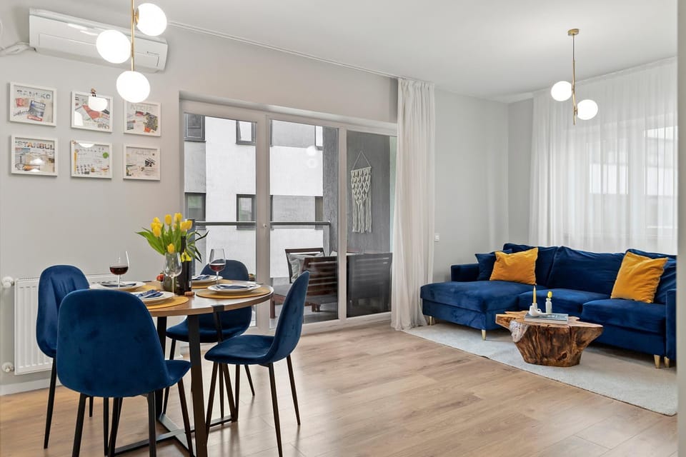 Communal lounge/ TV room, TV and multimedia, Living room, Seating area, Dining area, Dinner, air conditioner