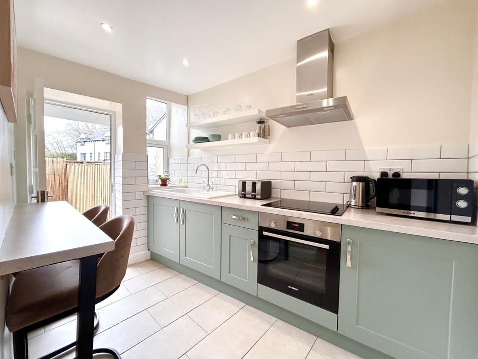 Coffee/tea facilities, Kitchen or kitchenette, Dining area, oven, pet friendly, stove, toaster