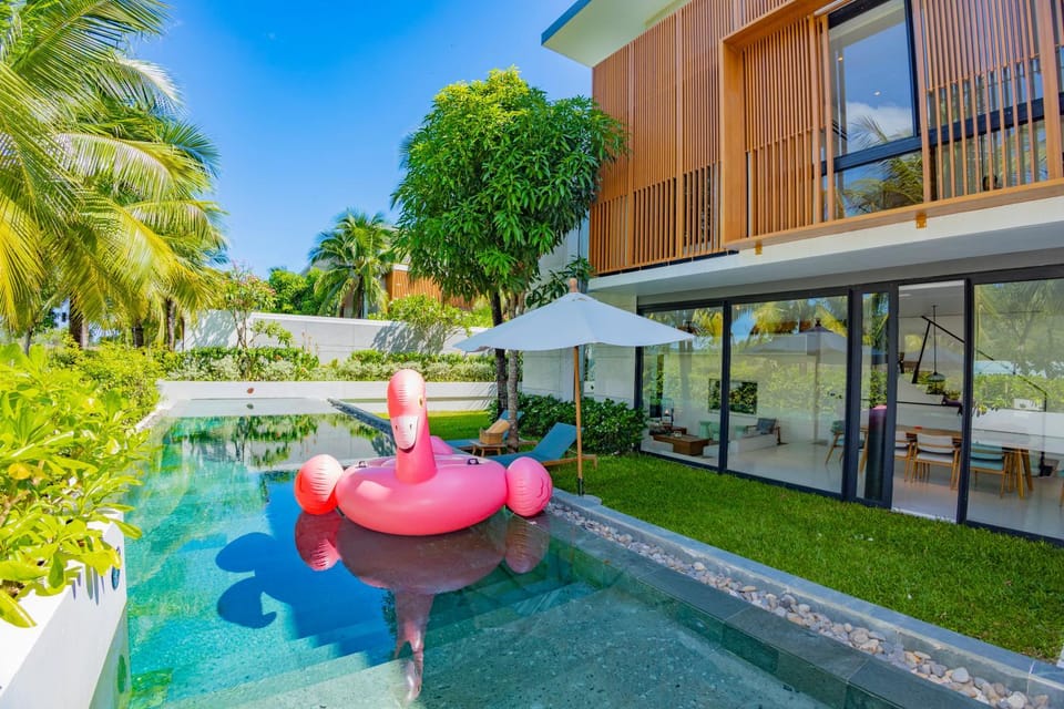 Pool view, Swimming pool, sunbed