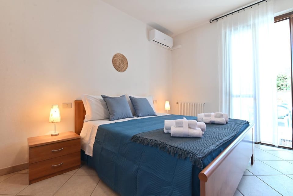 Bed, Photo of the whole room, Bedroom, towels, air conditioner