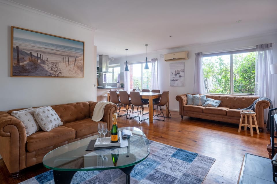 Living room, Seating area, Dining area, air conditioner