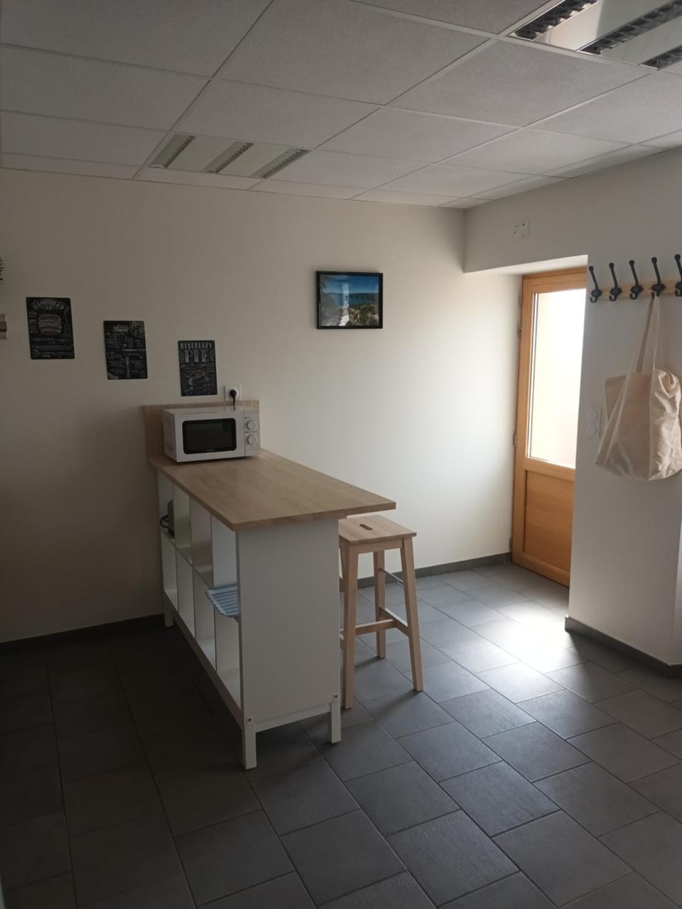 Kitchen or kitchenette, minibar
