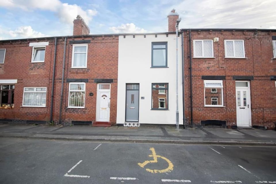 Property building, Day, Neighbourhood, Street view, Location, Parking, acessibility