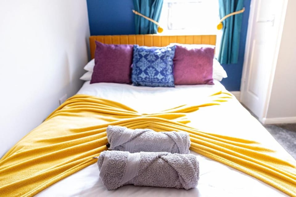 Bed, Bedroom, towels