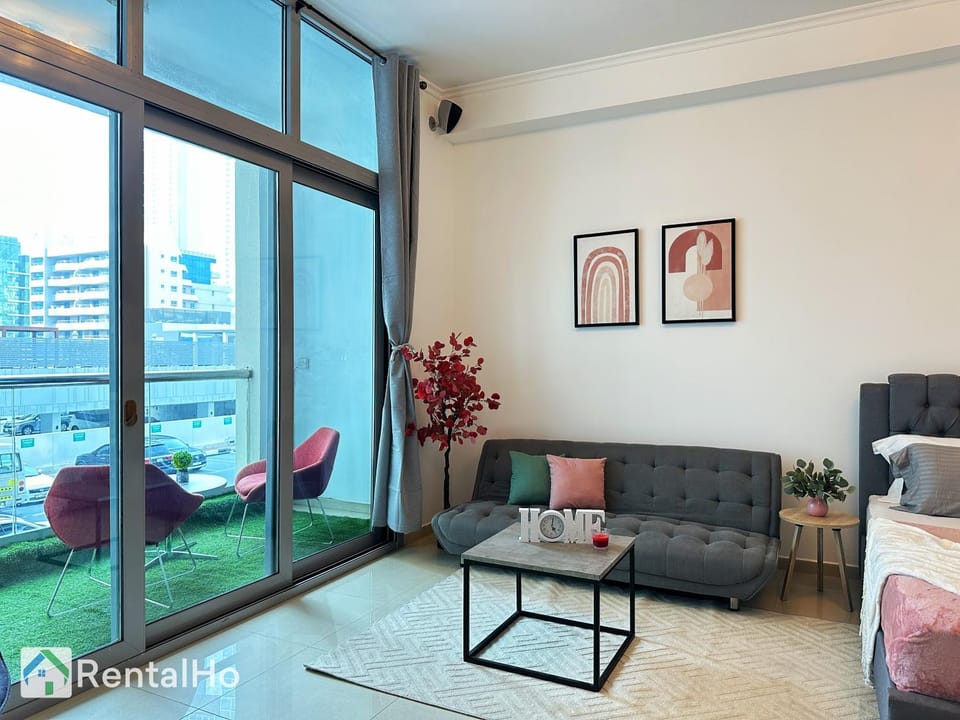 Big Studio w/ Balcony and easy access to the Beach Apartment in Dubai