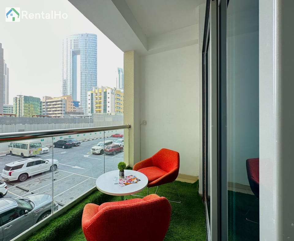 Day, View (from property/room), Balcony/Terrace, Living room, Seating area, City view