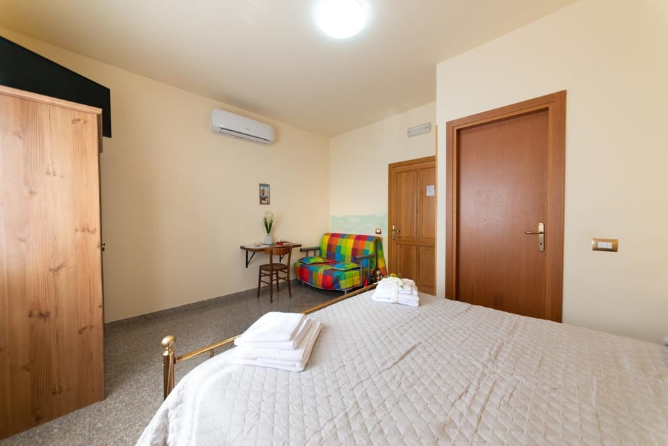 Photo of the whole room, wardrobe
