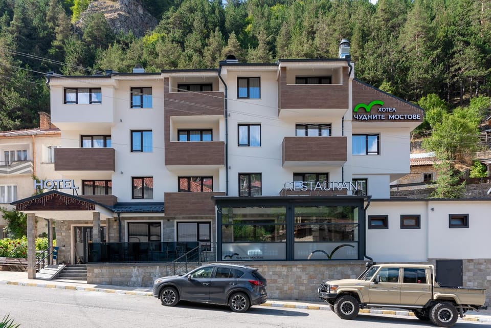 Property building, Day, Natural landscape, Mountain view, Location, Parking