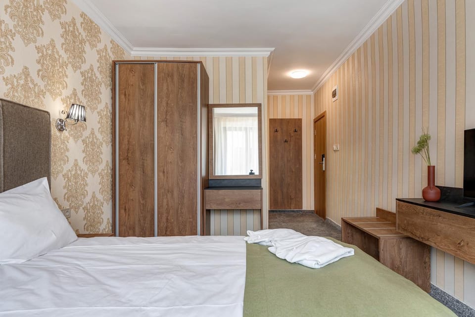 Bed, Photo of the whole room, towels, wardrobe