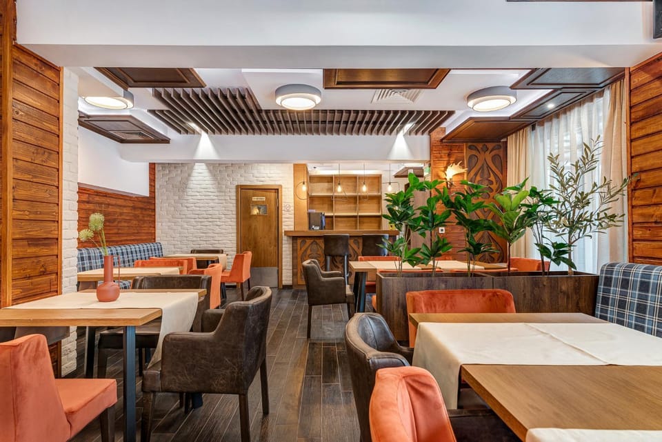 Restaurant/places to eat, Lounge or bar, Banquet/Function facilities, Seating area