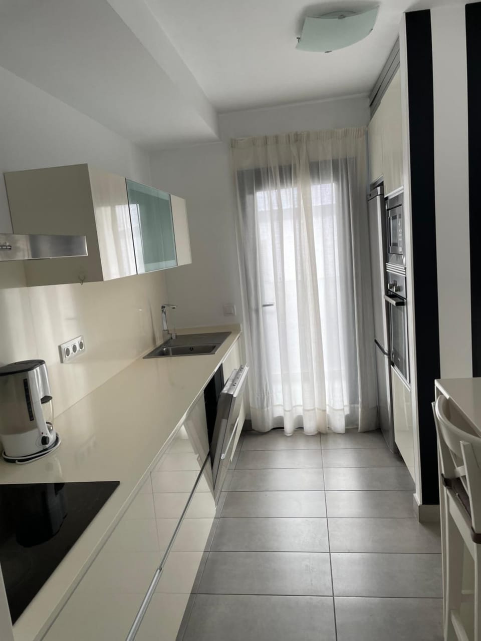 Kitchen or kitchenette, dishwasher, stove