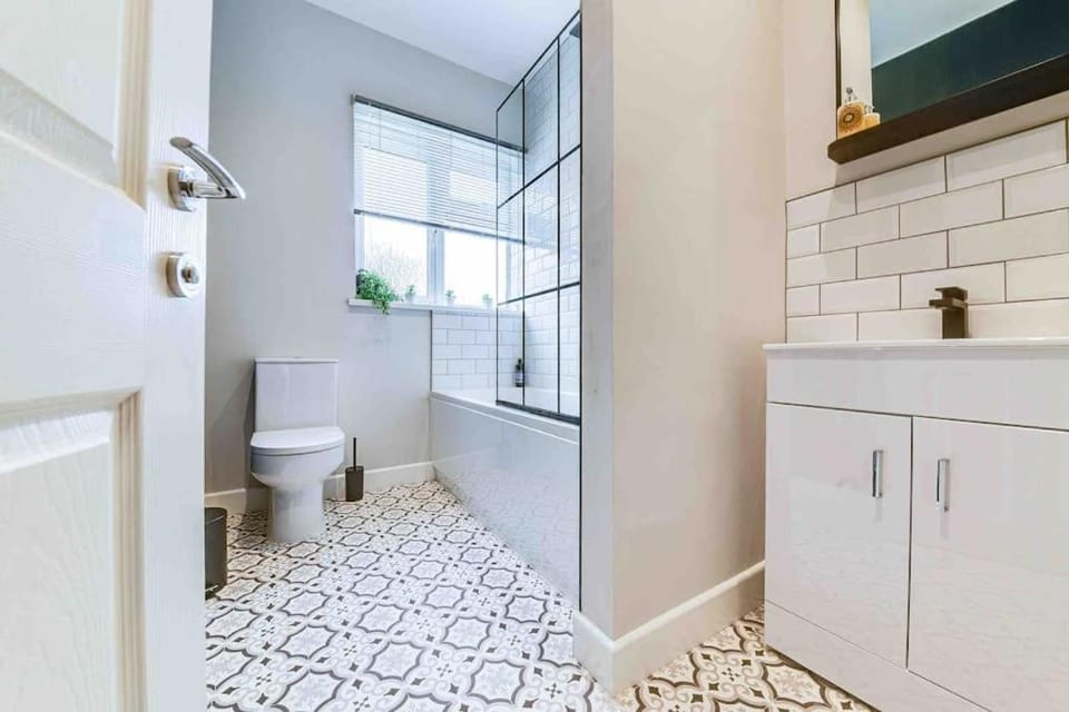 Shower, Toilet, Bathroom, Bath