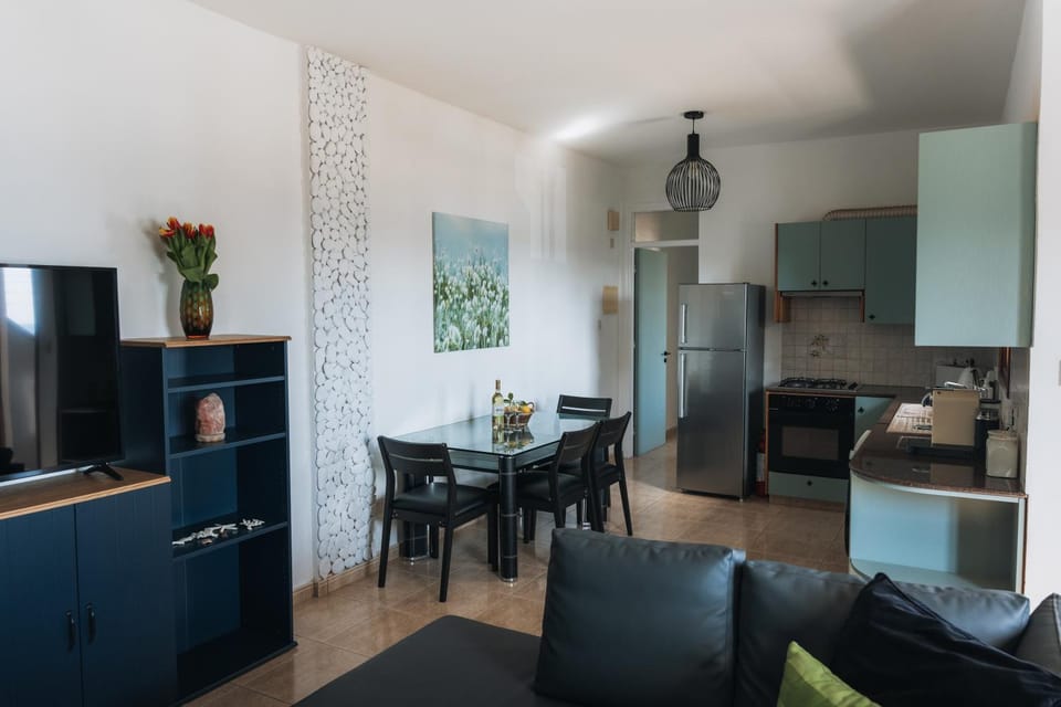 Kitchen or kitchenette, Living room, Seating area, Dining area, pet friendly, stove