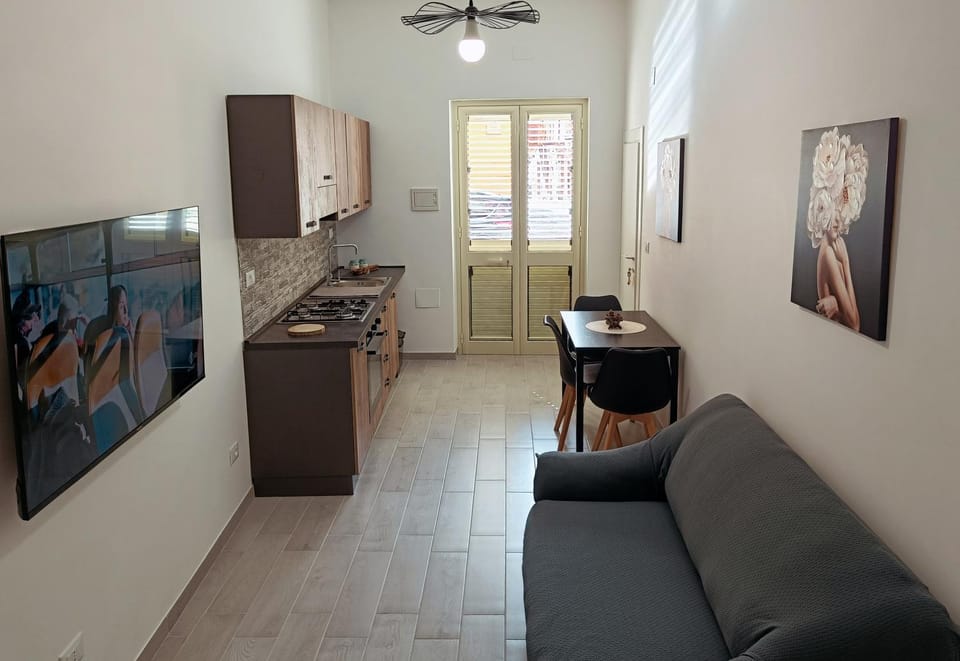 Kitchen or kitchenette, Living room, Dining area, minibar, stove