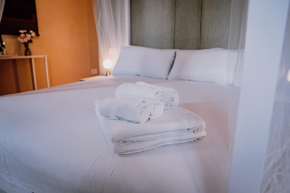 Bed, towels
