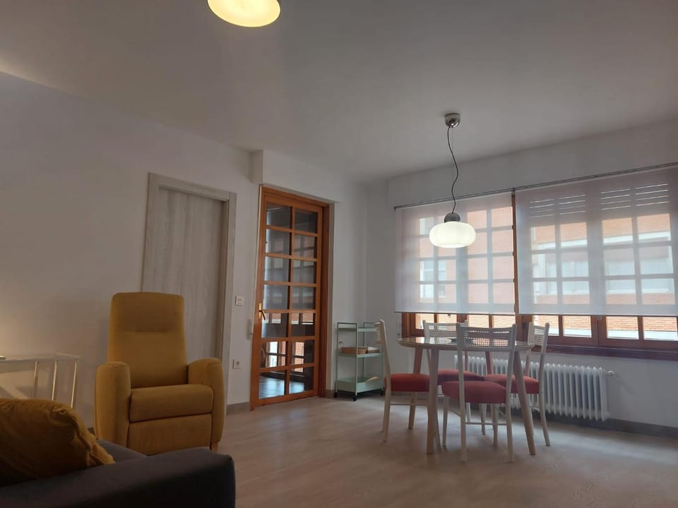 Living room, Seating area, Dining area, internet