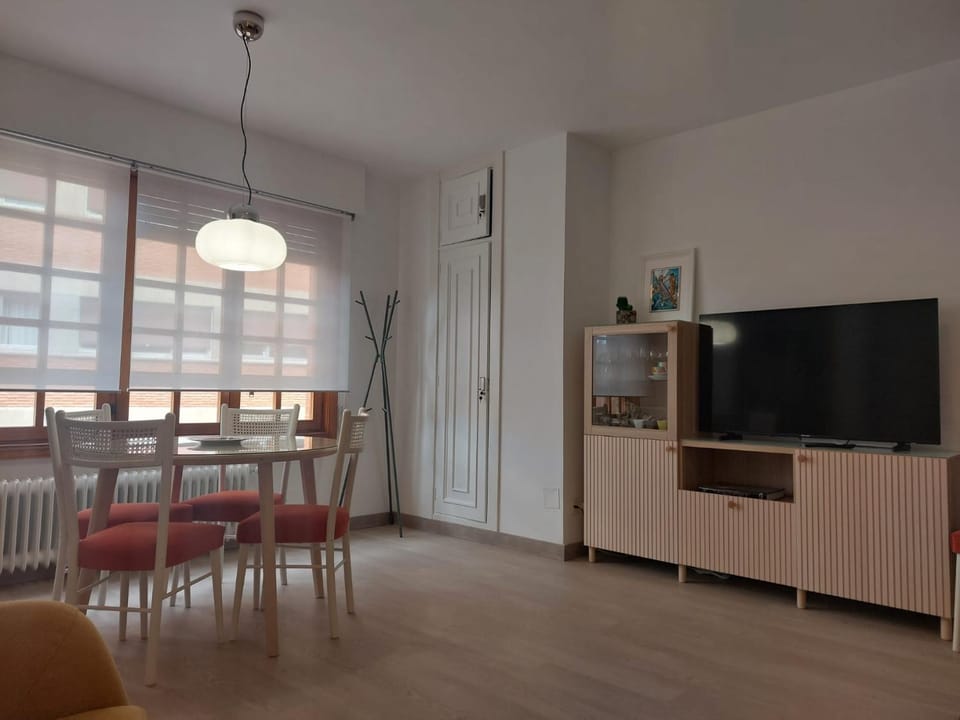 TV and multimedia, Living room, Seating area, Dining area