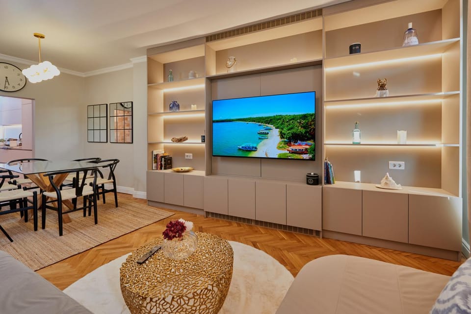 Communal lounge/ TV room, TV and multimedia, Living room, Seating area, Dining area, Evening entertainment