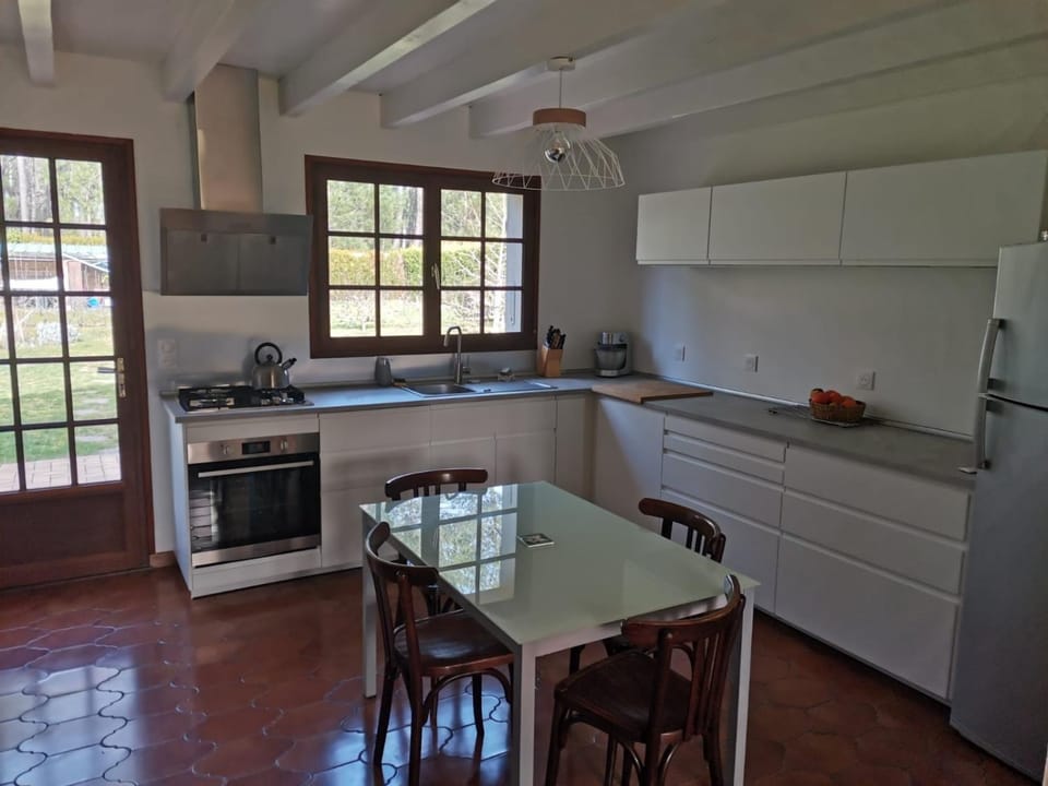 Kitchen or kitchenette, Dining area, stove, toaster