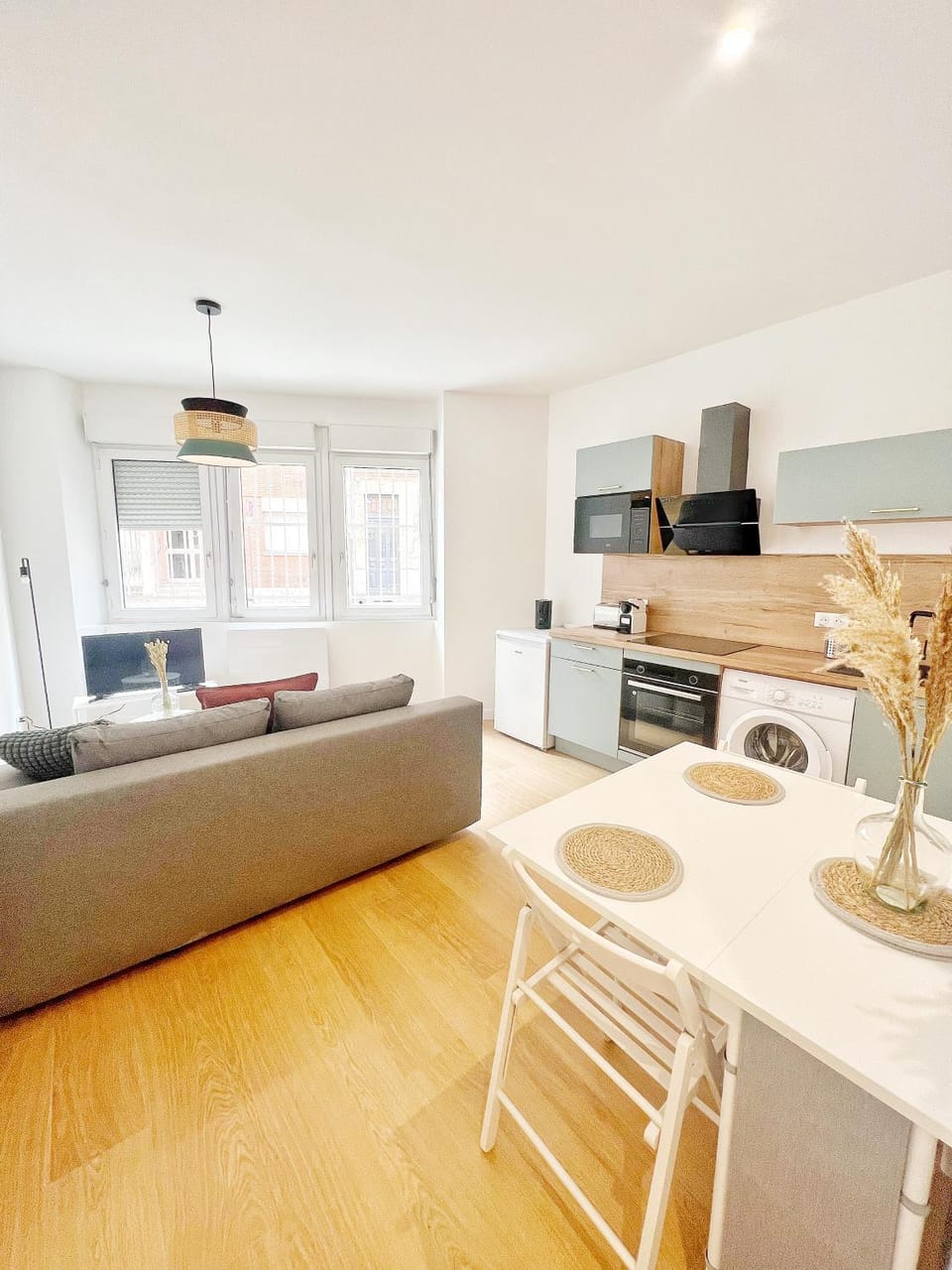 Kitchen or kitchenette, Living room, Seating area, Dining area, minibar, pet friendly, stove