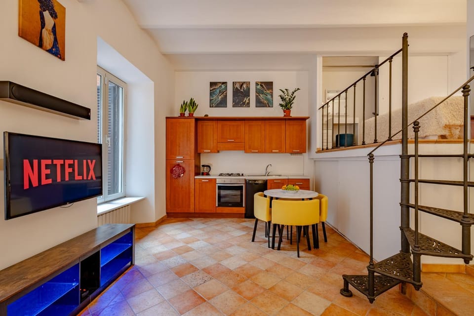 TV and multimedia, Kitchen or kitchenette, Living room, Seating area, Dining area
