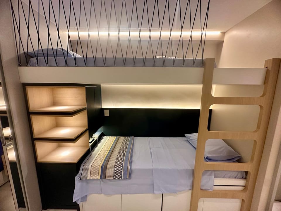 Bedroom, bunk bed