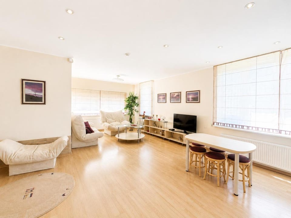 TV and multimedia, Living room, Seating area, Dining area